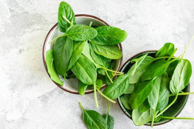ıspanak taze yeşil yaprakları, masada sağlıklı yemek yapmak için. Atıştırmalık yemek bölümü, açık hava manzarası fotokopi alanı. Arka planda resim keto veya paleo diyeti vegan veya vejetaryen gıdalar için.