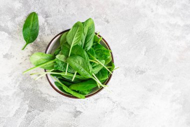 ıspanak taze yeşil yaprakları, masada sağlıklı yemek yapmak için. Atıştırmalık yemek bölümü, açık hava manzarası fotokopi alanı. Arka planda resim keto veya paleo diyeti vegan veya vejetaryen gıdalar için.