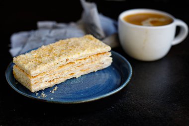 Mille feuille pasta katmanları krem Napolyon tatlı parça üst görünüm metin yiyecekleri arka plan kırsal görüntü için fotokopi alanı