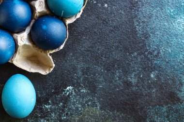 Paskalya yumurtaları. Güzel ve lezzetli atıştırmalıklar. Sağlıklı yemek. Arka planda metin yiyecekleri için fotokopi alanı.