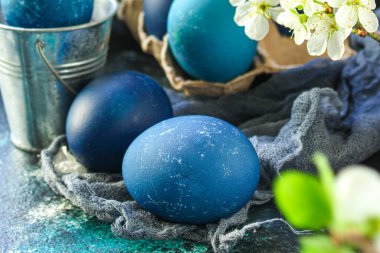 Paskalya yumurtaları. Güzel ve lezzetli atıştırmalıklar. Sağlıklı yemek. Arka planda metin yiyecekleri için fotokopi alanı.