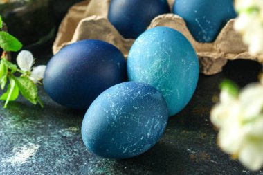 Paskalya yumurtaları. Güzel ve lezzetli atıştırmalıklar. Sağlıklı yemek. Arka planda metin yiyecekleri için fotokopi alanı.