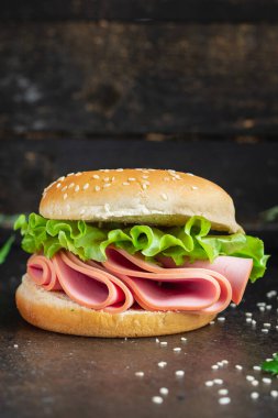 Sandviç sosisi ve sebze burger salam, marul, domates çerez sağlıklı yemek üst görünüm fotokopi alanı metin yiyecek arka plan kırsal görüntü için