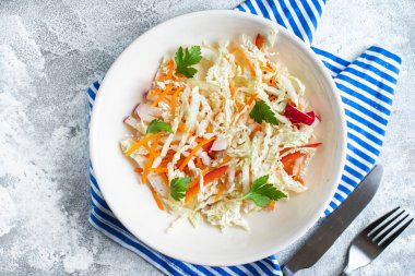 Sebze salatası Çin lahanası, biber, turp, havuç, soğan, aperatif sağlıklı yemek. Arka plan keto veya paleo diyet vegan veya vejetaryen yiyecekler için üst görüş alanı.