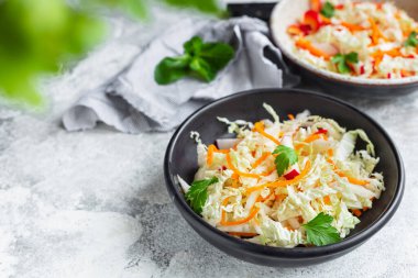 Sebze salatası Çin lahanası, biber, turp, havuç, soğan, aperatif sağlıklı yemek. Arka plan keto veya paleo diyet vegan veya vejetaryen yiyecekler için üst görüş alanı.