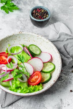 sağlıklı sebze salatası domates, salatalık, salatalık, salatalık, marul karışımı. Atıştırmalık yemek, fotokopi, arka plan, kırsal resim diyeti, vejetaryen yemeği.