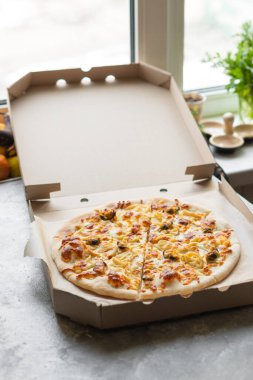 Pizza deniz mahsulleri midye, mürekkep balığı, karides porsiyonu açık havada yemek pişirme üst görünüm metin yiyecekleri arka planı için fotokopi alanı