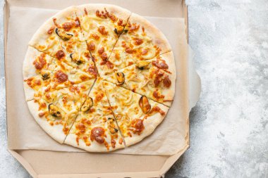 Pizza deniz mahsulleri midye, mürekkep balığı, karides porsiyonu açık havada yemek pişirme üst görünüm metin yiyecekleri arka planı için fotokopi alanı