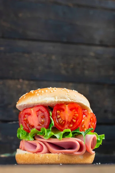 Hambúrguer Salsicha Legumes Recheado Sanduíche Mistura Lanche Refeição Saudável Vista — Fotografia de Stock
