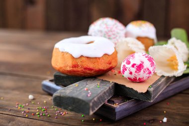 Paskalya pastası ve taze paskalya yumurtaları bayram tatlı tatlı tatlı tatili masa yemeği açık hava manzaralı fotokopi arka plan kırsal 