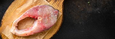 Çiğ beyaz balık bifteği, gümüş sazan balığı. Atıştırmaya hazır. Sağlıklı yemek. 