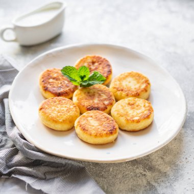 Cheesecakes kahvaltı veya tatlı şurubu süzme peynirli krep sağlıklı yemek üst görünüm fotokopi alanı metin gıdası arka plan kırsal görüntü için