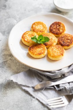 Cheesecakes kahvaltı veya tatlı şurubu süzme peynirli krep sağlıklı yemek üst görünüm fotokopi alanı metin gıdası arka plan kırsal görüntü için