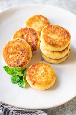 Cheesecakes kahvaltı veya tatlı şurubu süzme peynirli krep sağlıklı yemek üst görünüm fotokopi alanı metin gıdası arka plan kırsal görüntü için