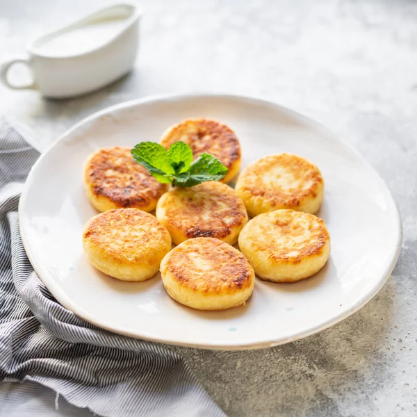 Cheesecakes kahvaltı veya tatlı şurubu süzme peynirli krep sağlıklı yemek üst görünüm fotokopi alanı metin gıdası arka plan kırsal görüntü için