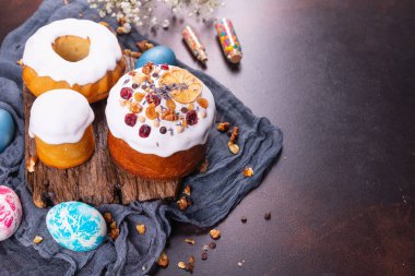 Paskalya pastası tatlısı ve Paskalya yumurtası. Tatil tatlısı. Atıştırmalık masa yemeği. 