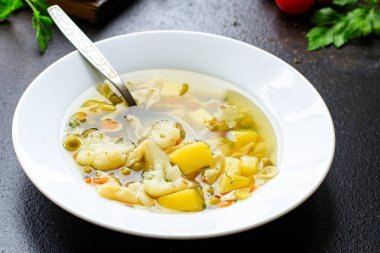 Sebze çorbası çorbası, makarna, patates, karnabahar, havuç et yok vejetaryen ya da vejetaryen porsiyonu yok.