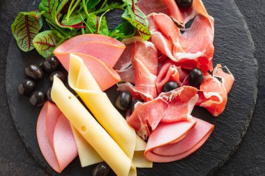 Jamon iberico parma et tabağı atıştırmalığı sağlıklı yemek üst görünüm metin yiyecekleri arka plan kırsal görüntü için kopyalama alanı