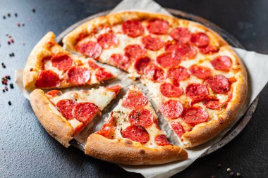 Salamlı pizza pepperonili fast food. Atıştırmalık. Sağlıklı yemek.