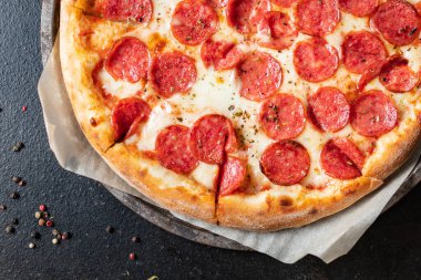 Salamlı pizza pepperonili fast food. Atıştırmalık. Sağlıklı yemek.