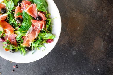 Salata, jamon, prosciutto, yeşil yapraklar, marul, zeytin, sebze, atıştırmalık sağlıklı yemek, üst yemek, fotokopi alanı, arka plan, kırsal resim, keto veya paleo diyeti.