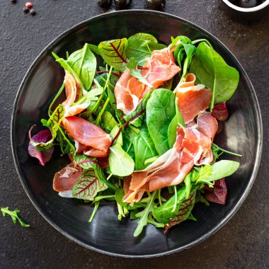 Salata, jamon, prosciutto, yeşil yapraklar, marul, zeytin, sebze, atıştırmalık sağlıklı yemek, üst yemek, fotokopi alanı, arka plan, kırsal resim, keto veya paleo diyeti.