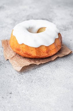 Paskalya Bayramı pastası ve yumurta rengarenk ruh hali geleneksel pişmiş tatlı tatlı abur cubur açık hava manzarası fotokopi alanı arka plan kırsal 