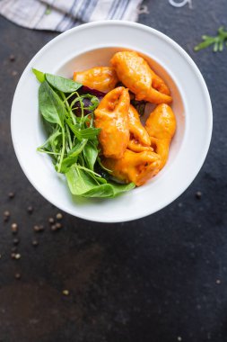 Yengeç kıskacı surimi yengeç salatası deniz ürünleri salatası sağlıklı yemek üst görünüm fotokopi alanı metin gıdaları arka plan pesseeter diyet vejetaryen gıdalar için. 