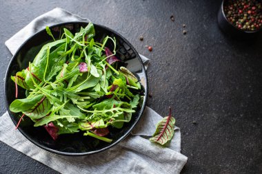 yeşil salata, marul, İsviçre pazısı, yapraklar, roka, ıspanak, buzdağı, Romano salatası çerezi sağlıklı yemek üst manzara fotokopi alanı arka plan kırsal resim keto veya paleo diyet vegan veya vejetaryen