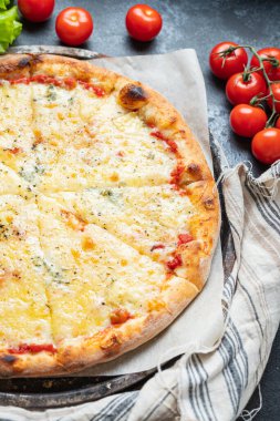 Peynirli pizza fast food 4 peynirli çeşit malzeme bölümü masa yemeği üst görünümü fotokopi uzay yemek arkaplan resmi