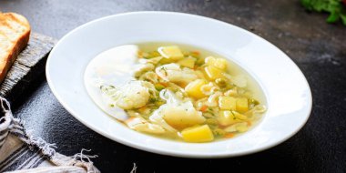 Sebze çorbası, sebze çorbası, patates, karnabahar, makarna et vejetaryen ya da vejetaryen porsiyonu yok.