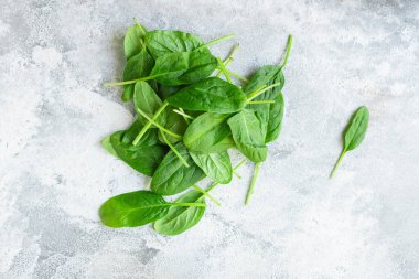 Taze ıspanak, masada sağlıklı yeşil yiyecek bırakır. Atıştırmalık yemek, üst fotokopi, arka plan, kırsal resim vejetaryen veya sebze.