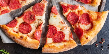 Pizza salamı ya da pepperoni sosis peyniri fast food taze fırın atıştırmalık yemek üst görünüm fotokopi alanı metin yemek arka planı kırsal görüntü için