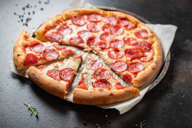 Pizza salamı ya da pepperoni sosis peyniri fast food taze fırın atıştırmalık yemek üst görünüm fotokopi alanı metin yemek arka planı kırsal görüntü için