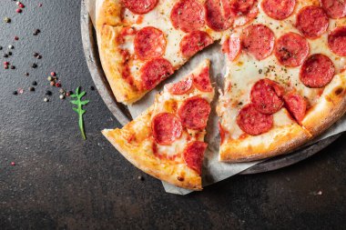 Pizza salamı ya da pepperoni sosis peyniri fast food taze fırın atıştırmalık yemek üst görünüm fotokopi alanı metin yemek arka planı kırsal görüntü için