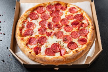 Pizza salamı ya da pepperoni sosis peyniri fast food taze fırın atıştırmalık yemek üst görünüm fotokopi alanı metin yemek arka planı kırsal görüntü için