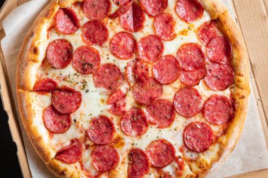 Pizza salamı ya da pepperoni sosis peyniri fast food taze fırın atıştırmalık yemek üst görünüm fotokopi alanı metin yemek arka planı kırsal görüntü için