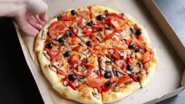 pizza sebzeleri biber, zeytin, domates, domates sosu, domates, mantar sağlıklı yemek. Arka plandaki metinler için fotokopi alanı. Kırsal vejetaryen ya da vejetaryen yiyecekler için.