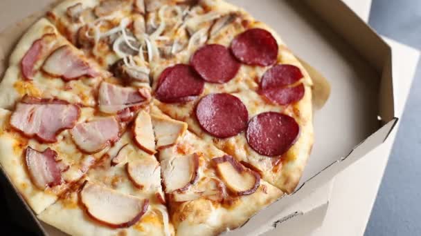 Pizza Vlees Salami Gerookte Kip Spek Tomatensaus Kaas Diverse Gezonde — Stockvideo