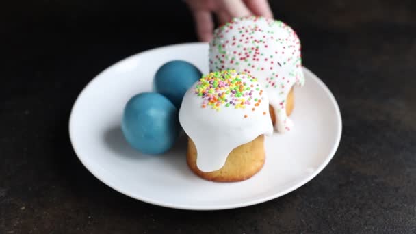 Пасхальный Торт Яйца Праздничный Стол Настраивает Сладкое Удовольствие Праздник Стол — стоковое видео