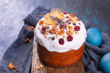 Paskalya pastası tatlı Paskalya yumurtası. Tatil tatlısı. Masada tatlı. 