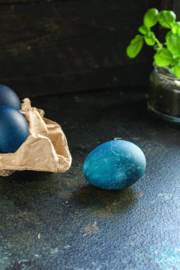 Paskalya yumurtaları maviye boyanmış, Paskalya bayramı sofrası kırsal öğün üst görünüm fotokopi alanı metin yemek arka planı için 