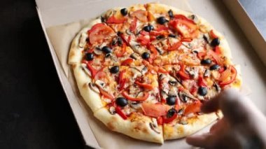 Sebzeli pizza biberi, domates, turşu, mantar, zeytin vejetaryen ya da vejetaryen. Masada et yok.