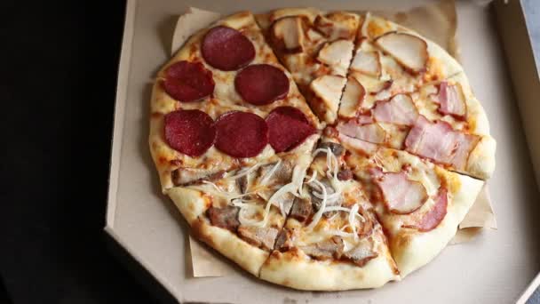 Vlees Pizza Salami Gerookte Kip Spek Tomatensaus Kaas Geassorteerde Maaltijd — Stockvideo