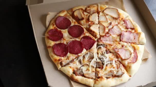 Vlees Pizza Salami Gerookte Kip Spek Tomatensaus Kaas Geassorteerde Maaltijd — Stockvideo