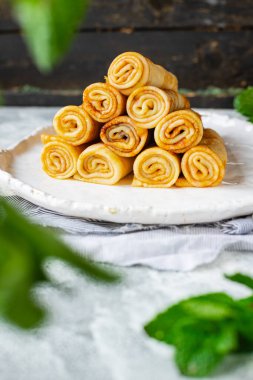 Krep kahvaltısı ince krep tatlı tatlı düz kek Shrovetide atıştırmalık sağlıklı yemek üst görünüm fotokopi alanı metin yemek arka planı kırsal