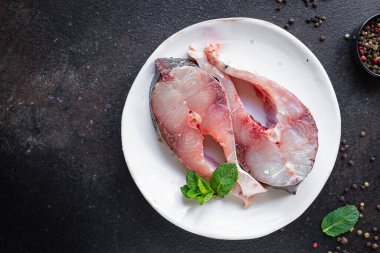 Balık bifteği, çiğ gümüş sazan, çerez yapmaya hazır. Sağlıklı vejetaryen yemeği. Üst görünüm, fotokopi. 