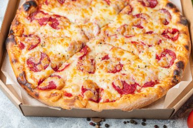 pizza salamı çift peynirli sosis veya baharatlı fast food sağlıklı yemek üst görünüm fotokopi alanı metin yiyecek arka plan kırsal görüntü için