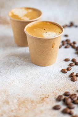 Tek kullanımlık kağıt bardakta sıcak kahve. Yemek arkaplan görüntüsü için üst görünüm kopyalama alanı.