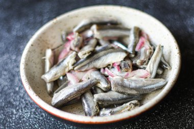 Ançüez balıklı deniz ürünleri marine edilmiş salata aperatifler küçük ringa sağlıklı vejetaryen yemek üst görünüm fotokopi uzay gıda arka plan kırsal görüntü